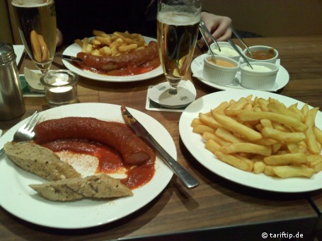 Edel-Curry: Im Hamburger Kult-Imbiss ist nur die vordere Currywurst scharf, aber daran tr&auml;gt der Wirt keine Schuld